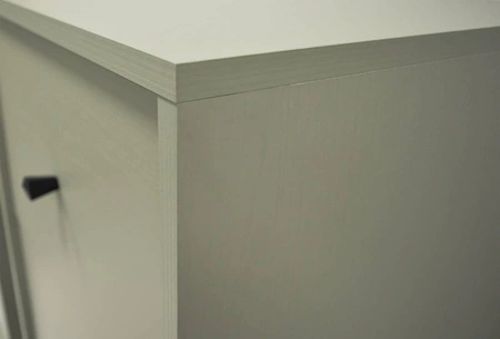 Komoda Kioto II 100 cm eukaliptus nowoczesny design praktyczne półki czarne uchwyty stabilne metalowe nogi