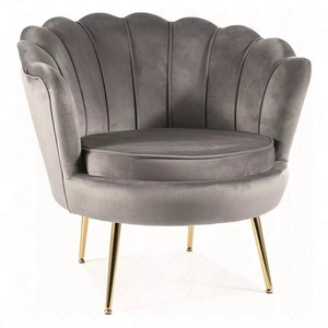 Fotel Camellia szary odporny na zaciągnięcia i zadrapania komfortowy podczas wypoczynku fotel muszelka ze złotymi nogami