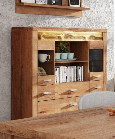 Komoda z szufladami Indiana 137 cm jesion jasny gustowna stylistyka komody z przeszkleniem ozdobna deska na froncie komody oświetlona LED