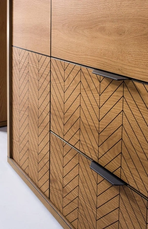 Komoda z szufladami Fonti 117 cm dąb karmel elegancka stylistyka komody czarne uchwyty krawędziowe misterne zdobienie frontów