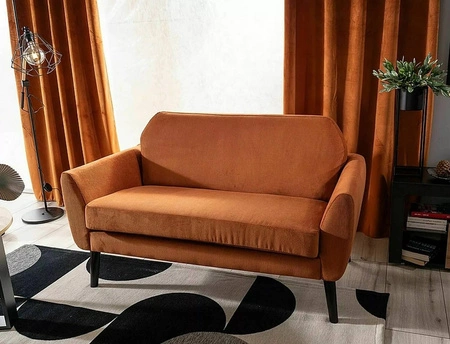 Sofa Mena cynamonowa prosta i stylowa sofa wpisująca się w każdą aranżację sofa z drewnianymi nogami