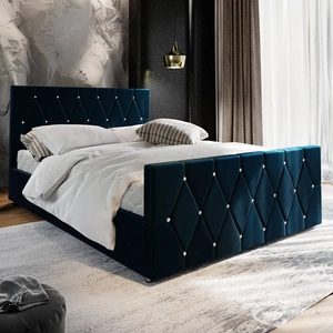Łóżko tapicerowane Tifton 140x200 granatowe z pojemnikiem w nowoczesnym stylu z charakterystycznym wezgłowiem oraz z zanóżkiem wykończone kryształkami