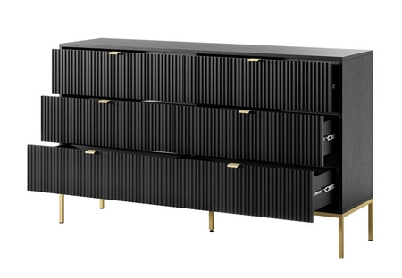 Komoda z szufladami Lovro 154 cm czarna nowoczesny design zachwyci miłośników wyrazistych wnętrz ryflowane fronty złote dodatki