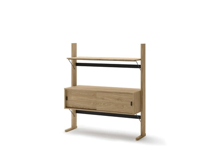 Regał Ollie 108 cm dąb olejowany / czarny praktyczny niski regał z drzwiami przesuwanymi regał na książki o kompaktowych wymiarach