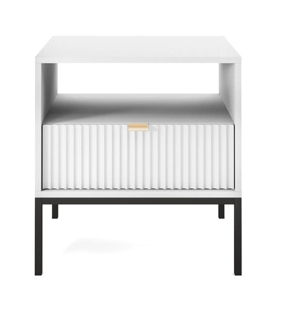 Szafka nocna z szufladą Lovro biała gustowny ryflowany dekor idealna szafka do sypialni złoty uchwyt krawędziowy