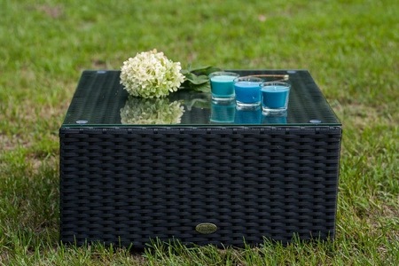 Stolik ogrodowy Tinto czarny wszechstronny design wpisujący się w ogrodowe przestrzenie oraz mniejsze tarasy lub balkony szklany blat