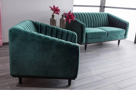 Sofa Asprey zielona prosta i stylowa sofa wpisująca się w każdą aranżację sofa z drewnianymi nogami delikatne przeszycie oparcia