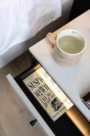 Szafka nocna Gris szary / czarny modna szafka z szufladą do sypialni o nietypowej konstrukcji dyskretne oświetlenie LED