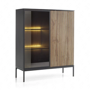 Witryna Amma 104 cm niska czarny / dąb wotan zachwyci miłośników wyrazistych wnętrz idealna do salonu oraz jadalni dekoracyjny ryflowany front