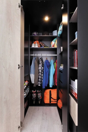 Szafa narożna Niko czarna / dąb / beżowa idealna jako garderoba użytkowa i pojemna z szufladami i półkami