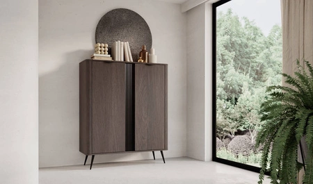 Komoda wysoka Veris 113 cm dąb dunin / czarny stylowe zaokrąglone krawędzie ozdobna ryflowana listwa podkreśla oryginalny design