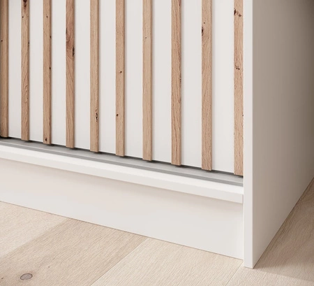 Szafa przesuwna z lustrem Ida 200 cm biała stylowe lamele zdobiące drzwi szafy wnętrze wyposażone w pojemne szuflady