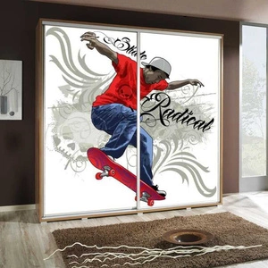 Szafa przesuwna Artistino 205 cm z grafiką skate II korpus szafy w kolorze dąb catania wykonany z płyty o grubości 22mm