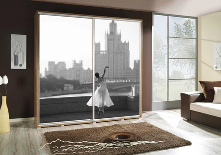 Szafa przesuwna Artistino 205 cm z grafiką baletnica II korpus szafy w kolorze dąb catania wykonany z płyty o grubości 22mm