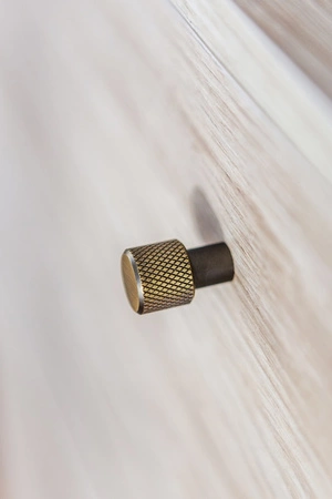 Szafka nocna Cozy dąb olejowany modna szafka z szufladą do sypialni w stylu klasycznym bryła wsparta na wysokich smukłych nogach