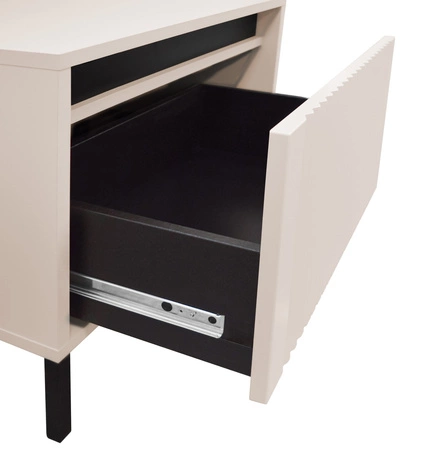 Szafka RTV Osaka 140 cm beżowa / czarna prosta bryła w modnej kolorystyce idealna do wnętrz w stylu japońskim gustowny ryflowany front