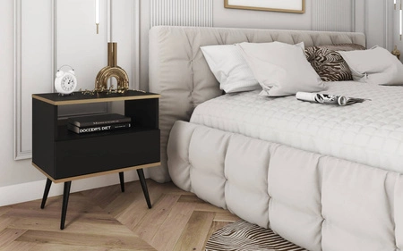 Szafka nocna z szufladą Luxury czarna elegancki design korpus zwieńczony złotą listwą szafka wsparta na wysokich metalowych nogach