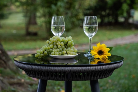 Stolik ogrodowy Breve szary funkcjonalny stolik pleciony designerska konstrukcja idealny wybór do każdego ogrodu