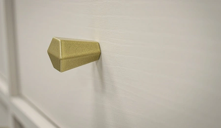 Komoda z szufladami Kioto I 84 cm beżowa nowoczesny design subtelne złote uchwyty metalowa podstawa idealna komoda do salonu