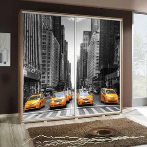 Szafa przesuwna Artistino 205 cm z grafiką taksówka II schody korpus szafy w kolorze dąb catania wykonany z płyty o grubości 22mm