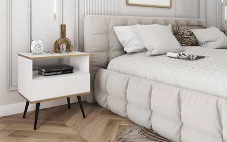 Szafka nocna z szufladą Luxury biała elegancki design korpus zwieńczony złotą listwą szafka wsparta na czarnych metalowych nogach