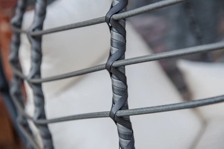 Fotel wiszący Spesso szary niezwykle stylowy fotel z białą poduchą do ogrodu lub salonu stalowa podstawa zapewnia bezpieczeństwo