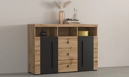 Komoda z szufladami Roger 133 cm dąb wotan / czarny gustowna stylistyka komody wzbogacona o stylowe czarne dodatki idealna do salonu sypialni