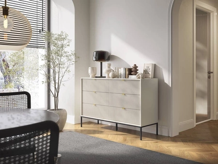 Komoda z szufladami Lovro 154 cm beżowa nowoczesny design zachwyci miłośników wyrazistych wnętrz ryflowane fronty metalowe uchwyty