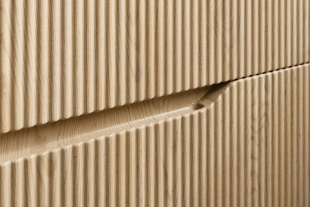 Słupek łazienkowy wiszący Nordic Cremona 35 cm dąb cremona designerska szafka z subtelnym ryflowaniem asymetryczny frezowany uchwyt