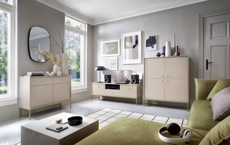 Komoda z szufladami Mono 154 cm beżowa minimalistyczny design stylowy uchwyt prosta forma wzbogacona o metalowe złote elementy