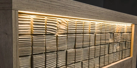 Komoda narożna Natural 132x96 cm dąb ribbeck designerska komoda z szufladami i oświetleniem LED dekoracyjna drewniana listwa