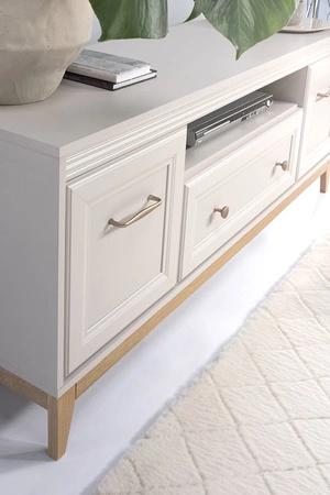 Szafka RTV Windsor 179 cm beżowy / dąb stylowa szafka o klasycznym designie wsparta na drewnianej podstawie uchwyty w kolorze miedzi