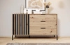 Komoda z szufladami Tipler 137 cm dąb artisan / antracyt nowoczesny design ozdobne lamele na drzwiach komody uchwyty krawędziowe