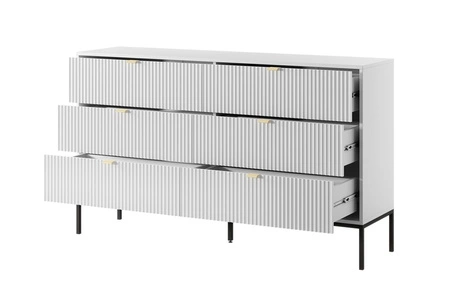 Komoda z szufladami Lovro 154 cm biała nowoczesny design zachwyci miłośników wyrazistych wnętrz ryflowane fronty metalowe uchwyty