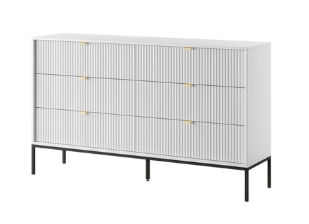 Komoda z szufladami Lovro 154 cm biała nowoczesny design zachwyci miłośników wyrazistych wnętrz ryflowane fronty metalowe uchwyty