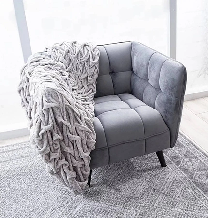 Fotel Castello czarny nowoczesny oraz funkcjonalny fotel z drewnianymi nogami komfortowy podczas wypoczynku