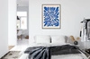 Plakat niebieski wzór 70x100 plakat w ramie precyzyjny wydruk ze stylową grafiką doskonała dekoracja do salonu lub sypialni