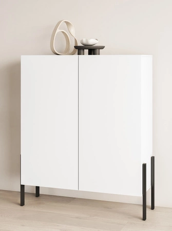 Komoda wysoka Jukon 114 cm biała wyjątkowy subtelny design doskonała komoda do salonu sypialni lub biura system push to open czarne nogi