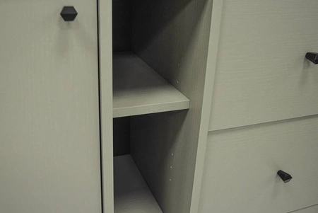 Komoda z szufladami Kioto I 100 cm eukaliptus nowoczesny design praktyczne półki czarne uchwyty metalowa podstawa