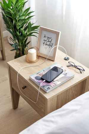 Szafka nocna Cozy dąb olejowany modna szafka z szufladą do sypialni w stylu klasycznym bryła wsparta na wysokich smukłych nogach