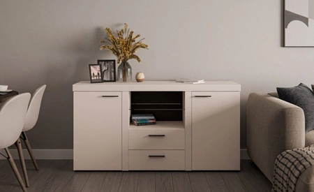 Komoda z szufladami Rene 156 cm beż piaskowy elegancki i uniwersalny styl komody do salonu gustowne czarne uchwyty