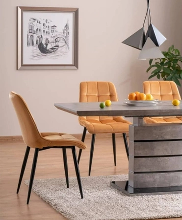 Krzesło tapicerowane Chic żółte nowoczesne oraz funkcjonalne krzesło z metalowymi nogami