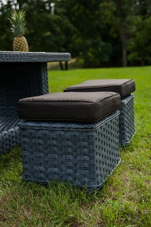 Zestaw mebli ogrodowych Maestoso szary niebanalny design modułowy narożnik ogrodowy komplet technorattanowy z dużym stołem i pufami