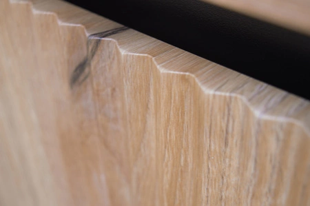 Stolik kawowy Osaka dąb evoke / czarny z szufladami elegancka konstrukcja wzmocniona metalowymi nogami w czarnym kolorze gustowny ryflowany front