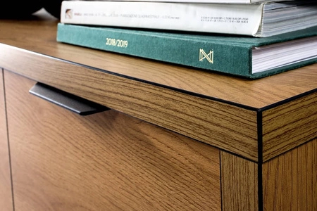 Komoda z szufladami Fonti 117 cm dąb karmel elegancka stylistyka komody czarne uchwyty krawędziowe misterne zdobienie frontów