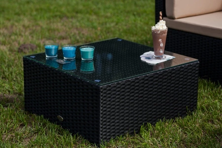 Stolik ogrodowy Tinto czarny wszechstronny design wpisujący się w ogrodowe przestrzenie oraz mniejsze tarasy lub balkony szklany blat