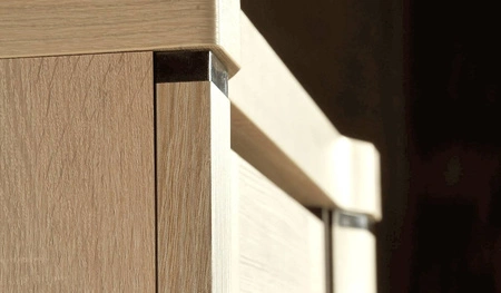 Komoda z szufladami Dallas 157 cm dąb sonoma / czarny elegancka stylistyka mebla wzbogacona o stylowe czarne dodatki przeszklone fronty