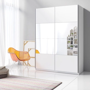 Szafa przesuwna Beta 150 cm biała pojemna szafa z lustrem na środku świetnie sprawdzi się w pomieszczeniach o każdej wielkości