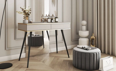 Konsola Luxury beżowa z szufladami elegancka toaletka z ryflowanymi frontami wysokie czarne nogi korpus zwieńczony złotą listwą