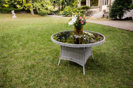 Stół ogrodowy Moderno 120 cm jasny szary stylowy design okrągły stół ogrodowy szklany blat wykonanie z wytrzymałego technorattanu